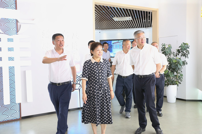 市人大常委会主任高玲慧调研汽车商贸园_副本.jpg