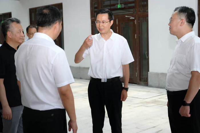 微陈伟书记调研荷花堤_副本.jpg